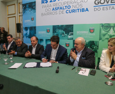O governador Carlos Massa Ratinho Junior autoriza nesta quinta-feira (21) recursos para obras de recape asfáltico em ruas de 36 bairros de Curitiba. A assinatura contou com a presença do prefeito Rafael Greca e o secretário de Estado do Desenvolvimento Urbano, João Carlos Ortega, no Palácio Iguaçu,  Curitiba, 21/03/2019 -  Foto: Geraldo Bubniak/ANPr