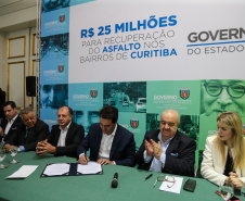 O governador Carlos Massa Ratinho Junior autoriza nesta quinta-feira (21) recursos para obras de recape asfáltico em ruas de 36 bairros de Curitiba. A assinatura contou com a presença do prefeito Rafael Greca e o secretário de Estado do Desenvolvimento Urbano, João Carlos Ortega, no Palácio Iguaçu,  Curitiba, 21/03/2019 -  Foto: Geraldo Bubniak/ANPr