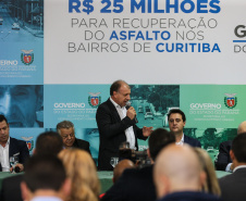 O governador Carlos Massa Ratinho Junior autoriza nesta quinta-feira (21) recursos para obras de recape asfáltico em ruas de 36 bairros de Curitiba. A assinatura contou com a presença do prefeito Rafael Greca e o secretário de Estado do Desenvolvimento Urbano, João Carlos Ortega, no Palácio Iguaçu,  Curitiba, 21/03/2019 -  Foto: Geraldo Bubniak/ANPr