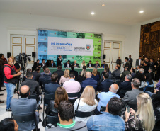 O governador Carlos Massa Ratinho Junior autoriza nesta quinta-feira (21) recursos para obras de recape asfáltico em ruas de 36 bairros de Curitiba. A assinatura contou com a presença do prefeito Rafael Greca e o secretário de Estado do Desenvolvimento Urbano, João Carlos Ortega, no Palácio Iguaçu,  Curitiba, 21/03/2019 -  Foto: Geraldo Bubniak/ANPr