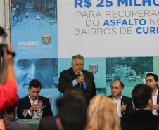O governador Carlos Massa Ratinho Junior autoriza nesta quinta-feira (21) recursos para obras de recape asfáltico em ruas de 36 bairros de Curitiba. A assinatura contou com a presença do prefeito Rafael Greca e o secretário de Estado do Desenvolvimento Urbano, João Carlos Ortega, no Palácio Iguaçu,  Curitiba, 21/03/2019 -  Foto: Geraldo Bubniak/ANPr