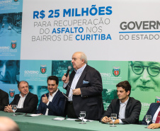 O governador Carlos Massa Ratinho Junior autoriza nesta quinta-feira (21) recursos para obras de recape asfáltico em ruas de 36 bairros de Curitiba. A assinatura contou com a presença do prefeito Rafael Greca e o secretário de Estado do Desenvolvimento Urbano, João Carlos Ortega, no Palácio Iguaçu,  Curitiba, 21/03/2019 -  Foto: Geraldo Bubniak/ANPr