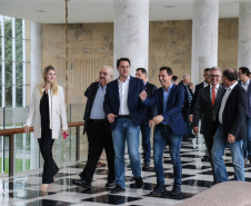 O governador Carlos Massa Ratinho Junior autoriza nesta quinta-feira (21) recursos para obras de recape asfáltico em ruas de 36 bairros de Curitiba. A assinatura contou com a presença do prefeito Rafael Greca e o secretário de Estado do Desenvolvimento Urbano, João Carlos Ortega, no Palácio Iguaçu,  Curitiba, 21/03/2019 -  Foto: Geraldo Bubniak/ANPr