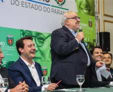 O governador Carlos Massa Ratinho Junior autoriza nesta quinta-feira (21) recursos para obras de recape asfáltico em ruas de 36 bairros de Curitiba. A assinatura contou com a presença do prefeito Rafael Greca e o secretário de Estado do Desenvolvimento Urbano, João Carlos Ortega, no Palácio Iguaçu,  Curitiba, 21/03/2019 -  Foto: Geraldo Bubniak/ANPr