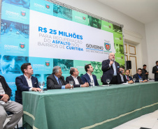 O governador Carlos Massa Ratinho Junior autoriza nesta quinta-feira (21) recursos para obras de recape asfáltico em ruas de 36 bairros de Curitiba. A assinatura contou com a presença do prefeito Rafael Greca e o secretário de Estado do Desenvolvimento Urbano, João Carlos Ortega, no Palácio Iguaçu,  Curitiba, 21/03/2019 -  Foto: Geraldo Bubniak/ANPr