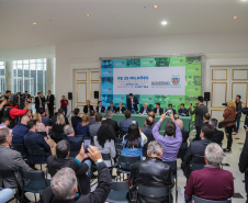 O governador Carlos Massa Ratinho Junior autoriza nesta quinta-feira (21) recursos para obras de recape asfáltico em ruas de 36 bairros de Curitiba. A assinatura contou com a presença do prefeito Rafael Greca e o secretário de Estado do Desenvolvimento Urbano, João Carlos Ortega, no Palácio Iguaçu,  Curitiba, 21/03/2019 -  Foto: Geraldo Bubniak/ANPr