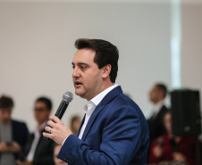 O governador Carlos Massa Ratinho Junior autoriza nesta quinta-feira (21) recursos para obras de recape asfáltico em ruas de 36 bairros de Curitiba. A assinatura contou com a presença do prefeito Rafael Greca e o secretário de Estado do Desenvolvimento Urbano, João Carlos Ortega, no Palácio Iguaçu,  Curitiba, 21/03/2019 -  Foto: Geraldo Bubniak/ANPr