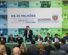 O governador Carlos Massa Ratinho Junior autoriza nesta quinta-feira (21) recursos para obras de recape asfáltico em ruas de 36 bairros de Curitiba. A assinatura contou com a presença do prefeito Rafael Greca e o secretário de Estado do Desenvolvimento Urbano, João Carlos Ortega, no Palácio Iguaçu,  Curitiba, 21/03/2019 -  Foto: Geraldo Bubniak/ANPr