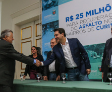O governador Carlos Massa Ratinho Junior autoriza nesta quinta-feira (21) recursos para obras de recape asfáltico em ruas de 36 bairros de Curitiba. A assinatura contou com a presença do prefeito Rafael Greca e o secretário de Estado do Desenvolvimento Urbano, João Carlos Ortega, no Palácio Iguaçu,  Curitiba, 21/03/2019 -  Foto: Geraldo Bubniak/ANPr