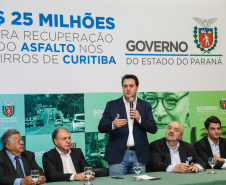O governador Carlos Massa Ratinho Junior autoriza nesta quinta-feira (21) recursos para obras de recape asfáltico em ruas de 36 bairros de Curitiba. A assinatura contou com a presença do prefeito Rafael Greca e o secretário de Estado do Desenvolvimento Urbano, João Carlos Ortega, no Palácio Iguaçu,  Curitiba, 21/03/2019 -  Foto: Geraldo Bubniak/ANPr