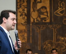 O governador Carlos Massa Ratinho Junior autoriza nesta quinta-feira (21) recursos para obras de recape asfáltico em ruas de 36 bairros de Curitiba. A assinatura contou com a presença do prefeito Rafael Greca e o secretário de Estado do Desenvolvimento Urbano, João Carlos Ortega, no Palácio Iguaçu,  Curitiba, 21/03/2019 -  Foto: Geraldo Bubniak/ANPr