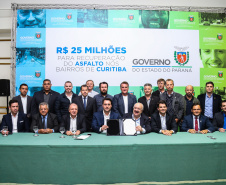 O governador Carlos Massa Ratinho Junior autoriza nesta quinta-feira (21) recursos para obras de recape asfáltico em ruas de 36 bairros de Curitiba. A assinatura contou com a presença do prefeito Rafael Greca e o secretário de Estado do Desenvolvimento Urbano, João Carlos Ortega, no Palácio Iguaçu,  Curitiba, 21/03/2019 -  Foto: Geraldo Bubniak/ANPr