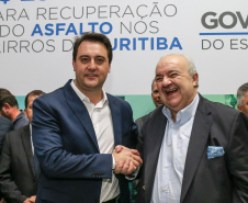 O governador Carlos Massa Ratinho Junior autoriza nesta quinta-feira (21) recursos para obras de recape asfáltico em ruas de 36 bairros de Curitiba. A assinatura contou com a presença do prefeito Rafael Greca e o secretário de Estado do Desenvolvimento Urbano, João Carlos Ortega, no Palácio Iguaçu,  Curitiba, 21/03/2019 -  Foto: Geraldo Bubniak/ANPr