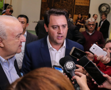 O governador Carlos Massa Ratinho Junior autoriza nesta quinta-feira (21) recursos para obras de recape asfáltico em ruas de 36 bairros de Curitiba. A assinatura contou com a presença do prefeito Rafael Greca e o secretário de Estado do Desenvolvimento Urbano, João Carlos Ortega, no Palácio Iguaçu,  Curitiba, 21/03/2019 -  Foto: Geraldo Bubniak/ANPr