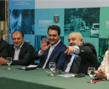 O governador Carlos Massa Ratinho Junior autoriza nesta quinta-feira (21) recursos para obras de recape asfáltico em ruas de 36 bairros de Curitiba. A assinatura contou com a presença do prefeito Rafael Greca e o secretário de Estado do Desenvolvimento Urbano, João Carlos Ortega, no Palácio Iguaçu,  Curitiba, 21/03/2019 -  Foto: Geraldo Bubniak/ANPr
