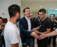 O governador Carlos Massa Ratinho Junior autoriza nesta quinta-feira (21) recursos para obras de recape asfáltico em ruas de 36 bairros de Curitiba. A assinatura contou com a presença do prefeito Rafael Greca e o secretário de Estado do Desenvolvimento Urbano, João Carlos Ortega, no Palácio Iguaçu,  Curitiba, 21/03/2019 -  Foto: Geraldo Bubniak/ANPr