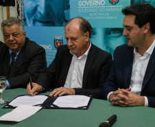 O governador Carlos Massa Ratinho Junior autoriza nesta quinta-feira (21) recursos para obras de recape asfáltico em ruas de 36 bairros de Curitiba. A assinatura contou com a presença do prefeito Rafael Greca e o secretário de Estado do Desenvolvimento Urbano, João Carlos Ortega, no Palácio Iguaçu,  Curitiba, 21/03/2019 -  Foto: Geraldo Bubniak/ANPr