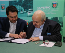 O governador Carlos Massa Ratinho Junior autoriza nesta quinta-feira (21) recursos para obras de recape asfáltico em ruas de 36 bairros de Curitiba. A assinatura contou com a presença do prefeito Rafael Greca e o secretário de Estado do Desenvolvimento Urbano, João Carlos Ortega, no Palácio Iguaçu,  Curitiba, 21/03/2019 -  Foto: Geraldo Bubniak/ANPr