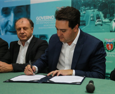O governador Carlos Massa Ratinho Junior autoriza nesta quinta-feira (21) recursos para obras de recape asfáltico em ruas de 36 bairros de Curitiba. A assinatura contou com a presença do prefeito Rafael Greca e o secretário de Estado do Desenvolvimento Urbano, João Carlos Ortega, no Palácio Iguaçu,  Curitiba, 21/03/2019 -  Foto: Geraldo Bubniak/ANPr