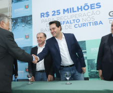 O governador Carlos Massa Ratinho Junior autoriza nesta quinta-feira (21) recursos para obras de recape asfáltico em ruas de 36 bairros de Curitiba. A assinatura contou com a presença do prefeito Rafael Greca e o secretário de Estado do Desenvolvimento Urbano, João Carlos Ortega, no Palácio Iguaçu, Curitiba, 21/03/2019 - Foto: Rodrigo Felix Leal/ANPr