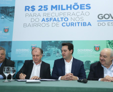 O governador Carlos Massa Ratinho Junior autoriza nesta quinta-feira (21) recursos para obras de recape asfáltico em ruas de 36 bairros de Curitiba. A assinatura contou com a presença do prefeito Rafael Greca e o secretário de Estado do Desenvolvimento Urbano, João Carlos Ortega, no Palácio Iguaçu, Curitiba, 21/03/2019 - Foto: Rodrigo Felix Leal/ANPr