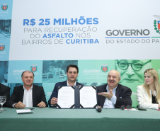 O governador Carlos Massa Ratinho Junior autoriza nesta quinta-feira (21) recursos para obras de recape asfáltico em ruas de 36 bairros de Curitiba. A assinatura contou com a presença do prefeito Rafael Greca e o secretário de Estado do Desenvolvimento Urbano, João Carlos Ortega, no Palácio Iguaçu, Curitiba, 21/03/2019 - Foto: Rodrigo Felix Leal/ANPr