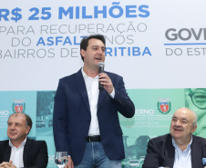 O governador Carlos Massa Ratinho Junior autoriza nesta quinta-feira (21) recursos para obras de recape asfáltico em ruas de 36 bairros de Curitiba. A assinatura contou com a presença do prefeito Rafael Greca e o secretário de Estado do Desenvolvimento Urbano, João Carlos Ortega, no Palácio Iguaçu, Curitiba, 21/03/2019 - Foto: Rodrigo Felix Leal/ANPr