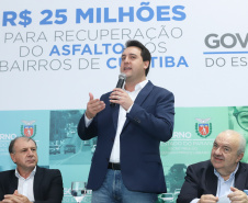 O governador Carlos Massa Ratinho Junior autoriza nesta quinta-feira (21) recursos para obras de recape asfáltico em ruas de 36 bairros de Curitiba. A assinatura contou com a presença do prefeito Rafael Greca e o secretário de Estado do Desenvolvimento Urbano, João Carlos Ortega, no Palácio Iguaçu, Curitiba, 21/03/2019 - Foto: Rodrigo Felix Leal/ANPr