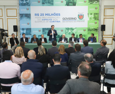 O governador Carlos Massa Ratinho Junior autoriza nesta quinta-feira (21) recursos para obras de recape asfáltico em ruas de 36 bairros de Curitiba. A assinatura contou com a presença do prefeito Rafael Greca e o secretário de Estado do Desenvolvimento Urbano, João Carlos Ortega, no Palácio Iguaçu, Curitiba, 21/03/2019 - Foto: Rodrigo Felix Leal/ANPr