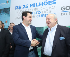 O governador Carlos Massa Ratinho Junior autoriza nesta quinta-feira (21) recursos para obras de recape asfáltico em ruas de 36 bairros de Curitiba. A assinatura contou com a presença do prefeito Rafael Greca e o secretário de Estado do Desenvolvimento Urbano, João Carlos Ortega, no Palácio Iguaçu, Curitiba, 21/03/2019 - Foto: Rodrigo Felix Leal/ANPr