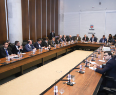 O governador Carlos Massa Ratinho Junior apresentou nesta quinta-feira (21) a procuradores e promotores do Ministério Público do Paraná (MPPR) o planejamento do Estado para a próxima década, com projetos estruturantes, investimentos sociais e parcerias público-privadas, além de uma visão inovadora sobre o agronegócio.

 Foto: Rodrigo Felix Leal/ANPr