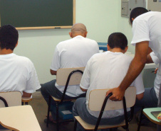 No Paraná, foram aprovados 74% dos jovens em cumprimento de medida socioeducativa que fizeram o Encceja Nacional PPL 2018. O Exame Nacional para Certificação de Competências de Jovens e Adultos para Pessoas Privadas de Liberdade e Jovens sob Medidas Socioeducativas que inclua privação de liberdade foi aplicado a 368 adolescentes em 16 das 27 unidades do Estado. O balanço nacional foi divulgado nesta semana pelo Ministério da Educação.  -  Foto: Arquivo AEN