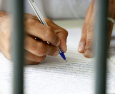No Paraná, foram aprovados 74% dos jovens em cumprimento de medida socioeducativa que fizeram o Encceja Nacional PPL 2018. O Exame Nacional para Certificação de Competências de Jovens e Adultos para Pessoas Privadas de Liberdade e Jovens sob Medidas Socioeducativas que inclua privação de liberdade foi aplicado a 368 adolescentes em 16 das 27 unidades do Estado. O balanço nacional foi divulgado nesta semana pelo Ministério da Educação.  -  Foto: Arquivo AEN