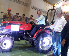 O Governo do Estado entregou nesta sexta-feira (22) equipamentos para a Colônia de Pescadores Z-5, em Pontal do Paraná, que devem aumentar a renda e melhorar a estrutura de trabalho na localidade. O valor total do projeto é de R$ 221 mil, sendo R$ 216,8 mil o repasse da Secretaria de Estado da Agricultura e R$ 4,4 mil de contrapartida da colônia. Foto: SEAB