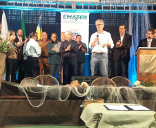 O Governo do Estado entregou nesta sexta-feira (22) equipamentos para a Colônia de Pescadores Z-5, em Pontal do Paraná, que devem aumentar a renda e melhorar a estrutura de trabalho na localidade. O valor total do projeto é de R$ 221 mil, sendo R$ 216,8 mil o repasse da Secretaria de Estado da Agricultura e R$ 4,4 mil de contrapartida da colônia. Foto: SEAB