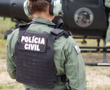 Sete mulheres fazem parte dos grupos de operações especiais da Polícia Civil no Paraná. São cinco lotadas no Centro de Operações Policiais Especiais (Cope), uma no Tático Integrado de Grupos de Repressão Especial (Tigre) e uma no Grupamento de Operações Aéreas (GOA). Bruna Roberta Mayer é uma das integrantes desse elenco e um exemplo de pioneirismo na carreira operacional da instituição.Foto: PMPR