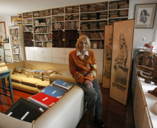 A sala de casa lotada de documentos, a seriedade com a qual levava o seu trabalho e a generosidade com os artistas são algumas das lembranças recorrentes de quem conviveu com a crítica de arte, professora, pesquisadora, historiadora e poeta Adalice Araújo (1931-2012), considerada o principal nome na análise da arte paranaense