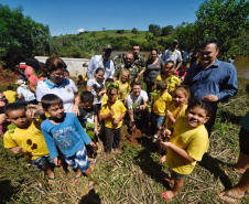 O Governo do Estado, por meio da Secretaria de Desenvolvimento Sustentável e Turismo, realizou neste final de semana (23-24) soltura de peixes, plantio de árvores e atividades de educação ambiental em Campo Mourão, Formosa do Oeste, Quarto Centenário, Alto Paraíso / Porto Figueira.  -  Curitiba, 25/03/2019  -  Foto: Dênis Ferreira Netto/Desenvolvimento Sustentável