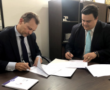 A  Controladoria Geral do Estado firmou um termo de cooperação técnica nesta segunda-feira (25) com a Junta Comercial do Paraná (Jucepar). O controlador-geral do Estado, Raul Siqueira e o presidente da Junta Comercial, Marcos Rigoni assinaram o termo  -  Curitiba, 25/03/2019  -  Foto: Divulgação Junta Comercial do Paraná