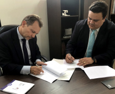 A  Controladoria Geral do Estado firmou um termo de cooperação técnica nesta segunda-feira (25) com a Junta Comercial do Paraná (Jucepar). O controlador-geral do Estado, Raul Siqueira e o presidente da Junta Comercial, Marcos Rigoni assinaram o termo  -  Curitiba, 25/03/2019  -  Foto: Divulgação Junta Comercial do Paraná
