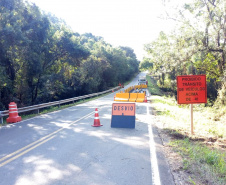 Tráfego na PR-340, entre Tibagi e Telêmaco Borba, foi liberado em meia pista na tarde desta terça-feira (25/3). Foto:DER