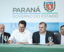 O governador Carlos Massa Ratinho Junior assinou nesta quarta-feira (27) uma série de convênios que beneficiarão crianças, famílias e pessoas com deficiências física e mental
