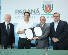 O governador Carlos Massa Ratinho Junior assinou nesta quarta-feira (27) uma série de convênios que beneficiarão crianças, famílias e pessoas com deficiências física e mental