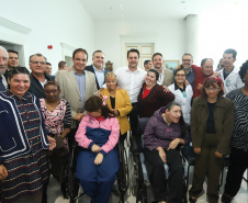 O governador Carlos Massa Ratinho Junior assinou nesta quarta-feira (27) uma série de convênios que beneficiarão crianças, famílias e pessoas com deficiências física e mental