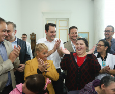 O governador Carlos Massa Ratinho Junior assinou nesta quarta-feira (27) uma série de convênios que beneficiarão crianças, famílias e pessoas com deficiências física e mental