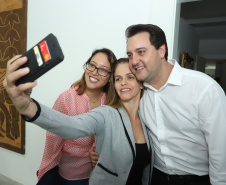 O governador Carlos Massa Ratinho Junior assinou nesta quarta-feira (27) uma série de convênios que beneficiarão crianças, famílias e pessoas com deficiências física e mental