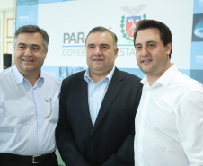 O governador Carlos Massa Ratinho Junior assinou nesta quarta-feira (27) uma série de convênios que beneficiarão crianças, famílias e pessoas com deficiências física e mental
