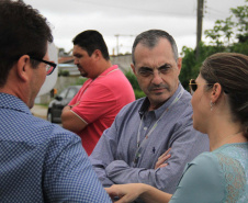 Com o objetivo principal de estimular a aplicação de novas tecnologias em obras no Paraná, o superintendente executivo do Serviço Social Autônomo (Paranacidade), Alvaro Cabrini Junior, visitou, junto com outros técnicos, o trabalho executado em Pinhais com uma tecnologia para implantação de calçadas feitas de concreto poroso permeável. Foto: SEDU