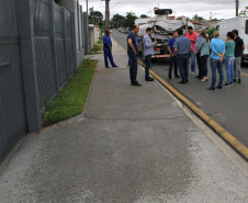 Com o objetivo principal de estimular a aplicação de novas tecnologias em obras no Paraná, o superintendente executivo do Serviço Social Autônomo (Paranacidade), Alvaro Cabrini Junior, visitou, junto com outros técnicos, o trabalho executado em Pinhais com uma tecnologia para implantação de calçadas feitas de concreto poroso permeável. Foto: SEDU