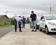 Com o objetivo principal de estimular a aplicação de novas tecnologias em obras no Paraná, o superintendente executivo do Serviço Social Autônomo (Paranacidade), Alvaro Cabrini Junior, visitou, junto com outros técnicos, o trabalho executado em Pinhais com uma tecnologia para implantação de calçadas feitas de concreto poroso permeável. Foto: SEDU